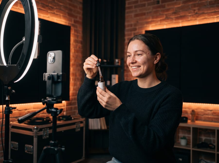 KI-Influencer beim Filmen eines Produktvideos